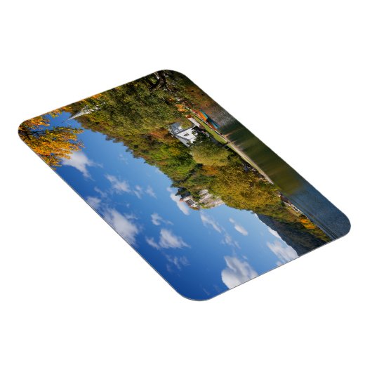 Het meer van Bled met bomen in herfstkleuren in Sl Magneet (Rechterzijde)