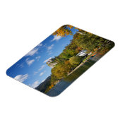 Het meer van Bled met bomen in herfstkleuren in Sl Magneet (Linkerzijde)