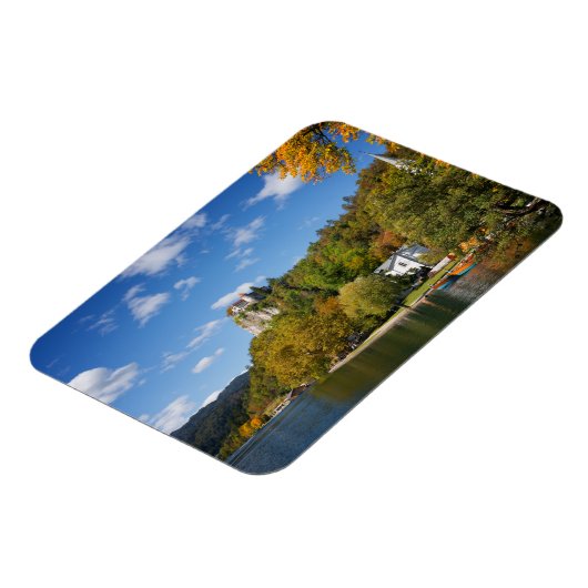 Het meer van Bled met bomen in herfstkleuren in Sl Magneet (Linkerzijde)