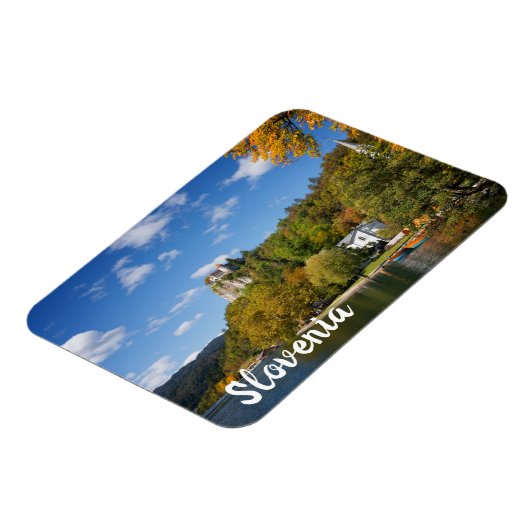 Het meer van Bled met bomen in herfstkleuren in Sl Magneet (Linkerzijde)