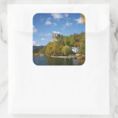 Het meer van Bled met bomen in herfstkleuren in Sl Vierkante Sticker (Tas)