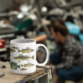 Het meer vis in de noordkust van de visser koffiemok