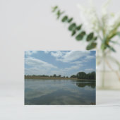 Het meer water reflecteert de luiers Fluffy White Briefkaart (Staand voorkant)