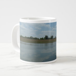 Het meer water reflecteert de luiers Fluffy White  Grote Koffiekop
