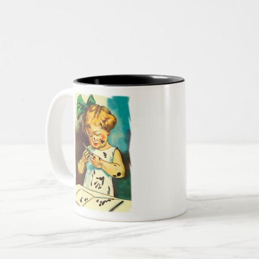 Het meisje bevuild met verf. Kleurrijke  tekening Tweekleurige Koffiemok (Voorkant links)