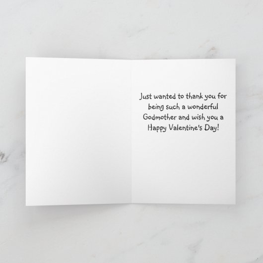 het meisje draagt houdend valentijn voor feestdagen kaart (Binnen)