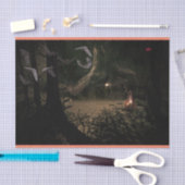 Het meisje in de ontkoppeling van bossen tissuepapier (Craft)