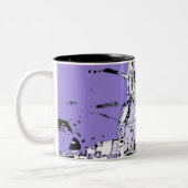 Het meisje kijkt tweekleurige koffiemok (Links)