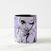 Het meisje kijkt tweekleurige koffiemok (Center)