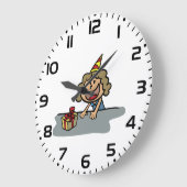 Het meisje van de verjaardag met een cadeau grote klok (Hoek)