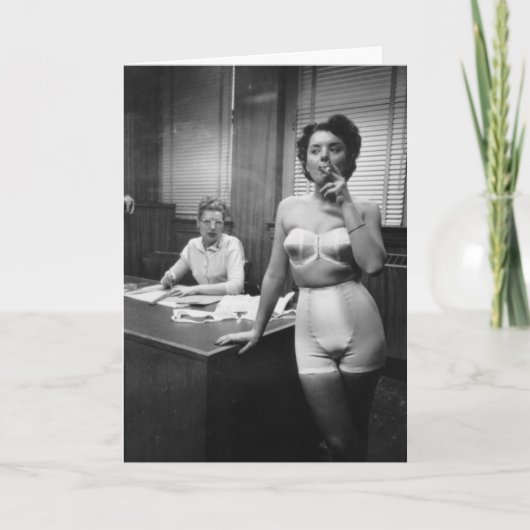 Het model roken van de lingerie in een kantoor kaart (Voorkant)