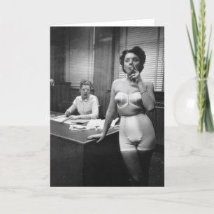 Het model roken van de lingerie in een kantoor kaart
