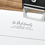Het moderne Adres van de Terugkeer van het Manuscr Zelfinktende Stempel<br><div class="desc">Deze zelf-inkerende zegel van het terugkeeradres kenmerkt een modern kalligrafiekmanuscript en leuke typografie. Een mooi en tijdbesparend artikel voor iedereen (trouwuitnodigingen,  vakantiekaarten,  feestuitnodigingen,  rekeningen,  enz.). Dit stempel maakt ook een prachtig cadeau voor de nieuwslezer of het huishouden.</div>