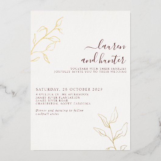 Het moderne Burgundy Script Botanical Wedding Gold Folie Uitnodiging (Voorkant)