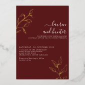 Het moderne Burgundy Script Botanical Wedding Gold Folie Uitnodiging (Voorkant)