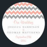 Het moderne Chevron Wedding Collectie - Roze & gri Ronde Sticker<br><div class="desc">Eenvoudig maar elegant, het moderne collectie voor het huwelijk van chevron is een verbluffend ontwerp met een mooie zigzag-foto in een roze, grijze en witte kleur, die perfect is voor elke moderne huwelijksfeestdag. Deze stickers kunnen voor je speciale gelegenheid worden gepersonaliseerd en maken het perfecte object voor je bruiloft, vrijgezellenfeest,...</div>