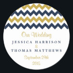 Het moderne Collectie van de Chevron Wedding - mar Ronde Sticker<br><div class="desc">Eenvoudig maar elegant, het moderne collectie voor het huwelijk van chevron is een verbluffend design met een mooie zigzag-afdruk in een blauw, gouden en witte marinier, die perfect is voor elke moderne huwelijksfeestdag. Deze stickers kunnen voor je speciale gelegenheid worden gepersonaliseerd en maken het perfecte object voor je bruiloft, vrijgezellenfeest,...</div>