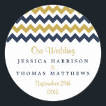 Het moderne Collectie van de Chevron Wedding - mar Ronde Sticker<br><div class="desc">Eenvoudig maar elegant, het moderne collectie voor het huwelijk van chevron is een verbluffend design met een mooie zigzag-afdruk in een blauw, gouden en witte marinier, die perfect is voor elke moderne huwelijksfeestdag. Deze stickers kunnen voor je speciale gelegenheid worden gepersonaliseerd en maken het perfecte object voor je bruiloft, vrijgezellenfeest,...</div>