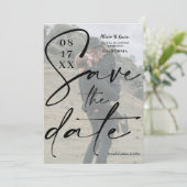 Het moderne gewaagde zwarte witte manuscript bewaa save the date (Staand voorkant)