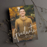 Het moderne Manuscript Afstuderen Eenvoudig Afstud Aankondiging<br><div class="desc">Een modern Manuscript Afstuderen de Eenvoudige kaart van de Aankondiging van het Afstuderen van de Foto met handgeschreven doopvont volledig aftapportretfoto op de voorzijde met naam en afstuderen details. De rug heeft een tweede foto met extra details. Klik uitgeven knoop om dit ontwerp aan te passen.</div>