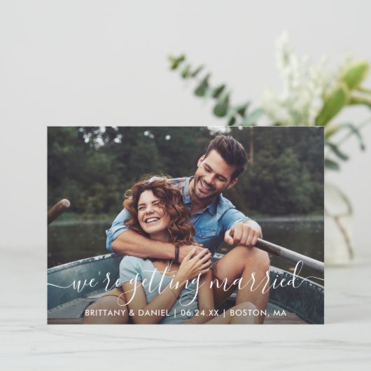 Het moderne Manuscript van Trendy dat Gehuwd wordt Save The Date (Staand voorkant)