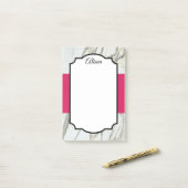 Het moderne marmerontwerp fuchsia zwarte elegant p post-it® notes (Op bureau)