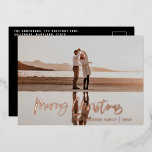 Het moderne, minimale fotoblauw kerstscript folie feestdagenkaart<br><div class="desc">Begroting Vrolijk kerstfeest moderne 1 fotokerstkaart. Modern ontwerp voor zwarte en witte feestdagen. De tekst van het manuscript met een moderne rand. Met de hand geschilderde polka stip spotty backer. Verander de backerkleur om aan te passen.</div>