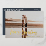 Het moderne, minimale fotoblauw kerstscript folie feestdagenkaart<br><div class="desc">Begroting Vrolijk kerstfeest moderne 1 fotokerstkaart. Modern blauw en wit vakantiemodel. De tekst van het manuscript met een moderne rand. Met de hand geschilderde polka stip spotty backer. Verander de backerkleur om aan te passen.</div>