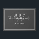 Het moderne Monogram - het Manuscript van de Naam  Deurmat<br><div class="desc">Moderne monogram naam Script Cute Wedding Welcome Doormat. Gepersonaliseerd wit, grijs monogram ontwerp met bruid en bruideachternaam en datum vastgesteld op een grijze achtergrond. Een unieke gave voor pasgetrouwden. Levendig voor hun nieuwe leven samen. Klik personaliseren deze sjabloon om het snel en gemakkelijk aan te passen. Wordt wereldwijd snel verzonden....</div>