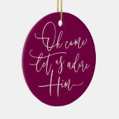 Het moderne script Come Let Us Adore Him Christmas Keramisch Ornament (Rechts)