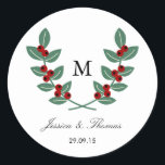 Het Monogram Berry Struik Wedding Collectie Ronde Sticker<br><div class="desc">Deze struik-trouwstickers voor monogram maken het perfecte accessoire voor elke bruid en bruidegom. Het ontwerp is voorzien van een witte hand met rode en groene bessen struik met een groot monogram initiaal in het midden, die ideaal is voor het show van je nieuwe gehuwde achternaam, en die ook zeer on-trend...</div>