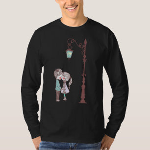 Het mooie paar zoenen onder de Lamppost Happy Gal T-shirt
