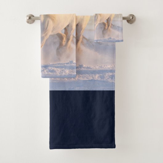 Het mooie witte paard Galloping in de sneeuw Bad Handdoek (Insitu)