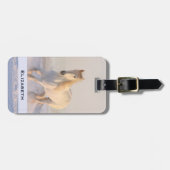 Het mooie witte paard Galloping in de sneeuw Bagagelabel (Voorkant horizontaal)