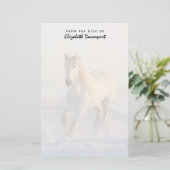 Het mooie witte paard Galloping in de sneeuw Briefpapier (Staand voorkant)