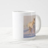 Het mooie witte paard Galloping in de sneeuw Grote Koffiekop (Voorkant rechts)