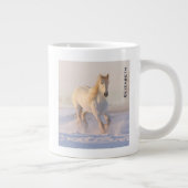 Het mooie witte paard Galloping in de sneeuw Grote Koffiekop (Rechts)