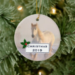 Het mooie witte paard Galloping in de sneeuw Keramisch Ornament<br><div class="desc">Een ornament met een foto van een prachtig wit paard. Het lopen door een sneeuwbedekt gebied. Majesteits en mooi.</div>