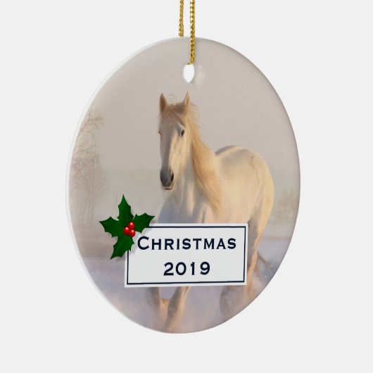 Het mooie witte paard Galloping in de sneeuw Keramisch Ornament (Rechts)