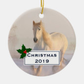 Het mooie witte paard Galloping in de sneeuw Keramisch Ornament (Voorkant)