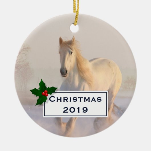 Het mooie witte paard Galloping in de sneeuw Keramisch Ornament (Voorkant)