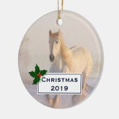 Het mooie witte paard Galloping in de sneeuw Keramisch Ornament (Links)