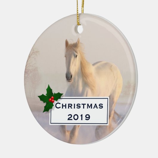 Het mooie witte paard Galloping in de sneeuw Keramisch Ornament (Links)