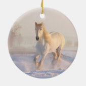 Het mooie witte paard Galloping in de sneeuw Keramisch Ornament (Achterkant)