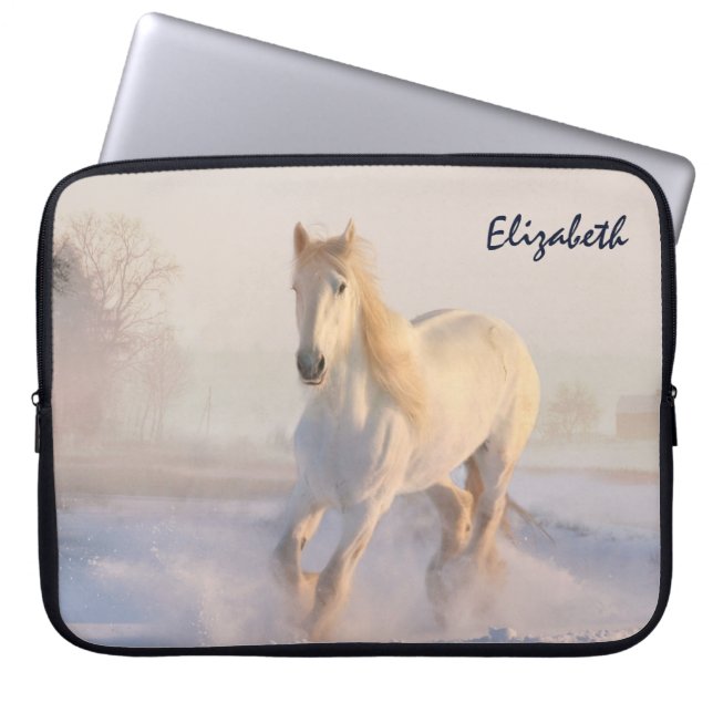 Het mooie witte paard Galloping in de sneeuw Laptop Sleeve (Voorkant)