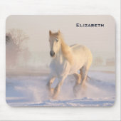 Het mooie witte paard Galloping in de sneeuw Muismat (Voorkant)
