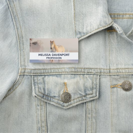 Het mooie witte paard Galloping in de sneeuw Naamplaatje (In situ)