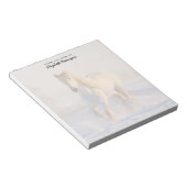 Het mooie witte paard Galloping in de sneeuw Notitieblok (Schuin)