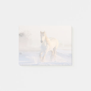 Het mooie witte paard Galloping in de sneeuw Post-it® Notes