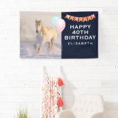 Het mooie witte paard Galloping in de sneeuw Spandoek (Insitu)